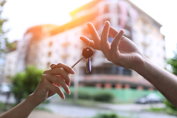 Leasehold flat values fall 2.27% as freehold houses rise